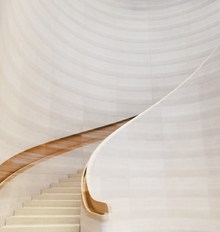 白色螺旋式楼梯高清图