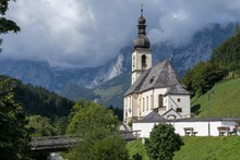 山中小型教堂图片素材