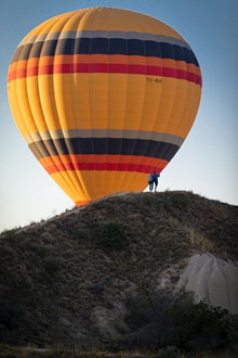 山上彩色热气球图片下载