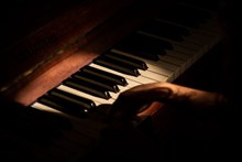 黑白钢琴键摄影图片素材