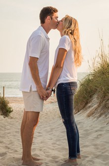 沙滩上情侣接吻图片大全