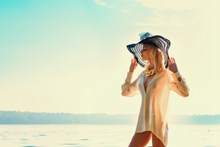 海滩戴帽子的性感美女精美图片