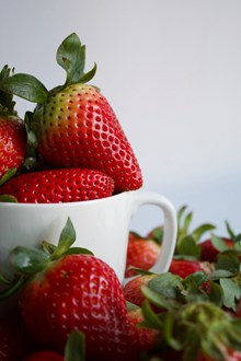 成熟新鲜草莓精美图片