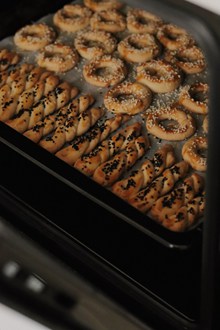 烤箱托盘上的酥皮糕点精美图片