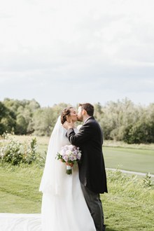 新郎新娘结婚接吻精美图片