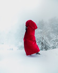雪地红色披风背影精美图片