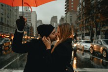 雨中街头接吻情侣高清图片