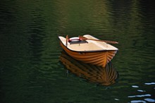 湖面小船只图片下载