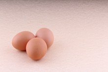 三个红壳鸡蛋高清图