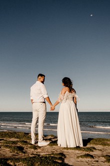 海边拍婚纱照的情侣背影精美图片