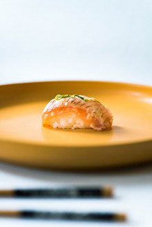 新鲜三文鱼寿司高清图