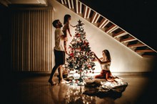 一家人装扮圣诞树的图片大全