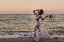黑人美女海边婚纱照精美图片