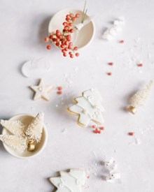 手工圣诞树形状姜饼图片素材