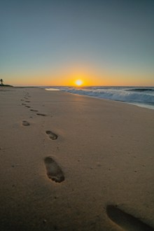 海边沙滩脚印图片下载