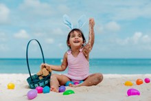 复活节沙滩玩耍小女孩图片下载