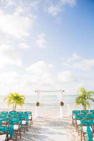 沙滩婚礼场景布置高清图片