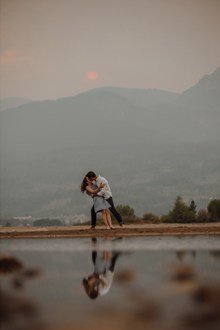 河边浪漫接吻情侣精美图片