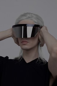 带着VR眼镜的美女高清图片