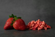 红色草莓水果写真图片下载