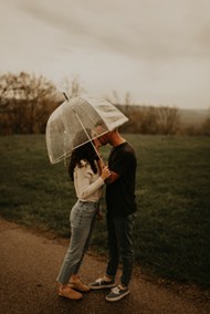 雨中情侣撑伞接吻图片大全