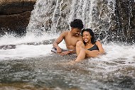 瀑布中嬉戏的情侣精美图片