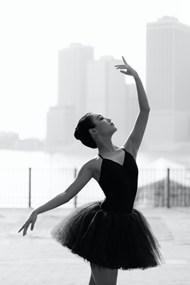 黑色芭蕾舞裙美女图片下载