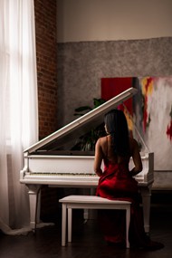 坐在钢琴前的性感美女精美图片