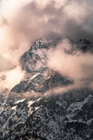 雾气朦胧雪域高山高清图片