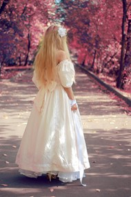 白色蓬蓬裙美女背影图片素材