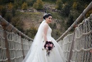 美女吊桥婚纱写真图片下载