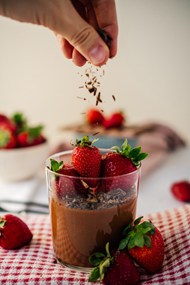 手工自制巧克力草莓奶昔图片下载