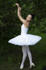 白色芭蕾舞少女高清图片