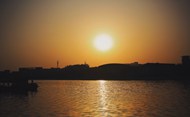 黄昏湖面日落景观高清图片
