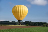 黄色热气球飞升图片素材