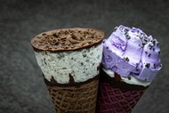 两种口味冰淇淋图片下载