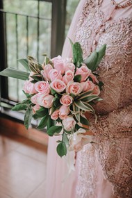新娘手捧粉色玫瑰花精美图片