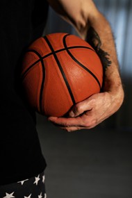单手抱篮球图片素材