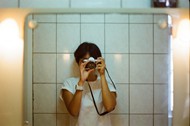 浴室美女手持相机精美图片
