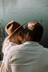 河边情侣接吻高清图片