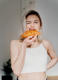 吃披萨的欧美美女精美图片