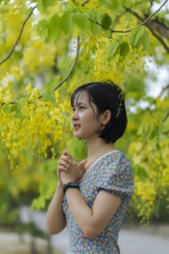树下祈祷的亚洲美女精美图片
