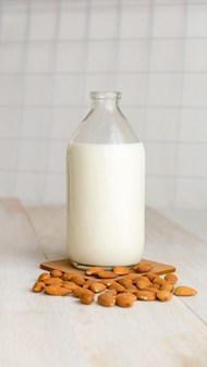 牛奶和杏仁图片