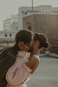 欧美浪漫街拍情侣接吻图片