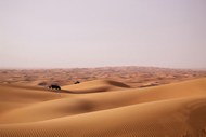 越野车行驶在沙漠图片下载
