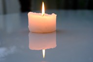 白色蜡烛照明火焰高清图片