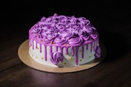 紫色奶油生日蛋糕图片素材