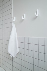 白色瓷砖卫生间墙面图片