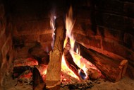 壁炉中燃烧的木柴图片下载
