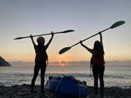 黄昏两姐妹在海边划皮艇背影图片